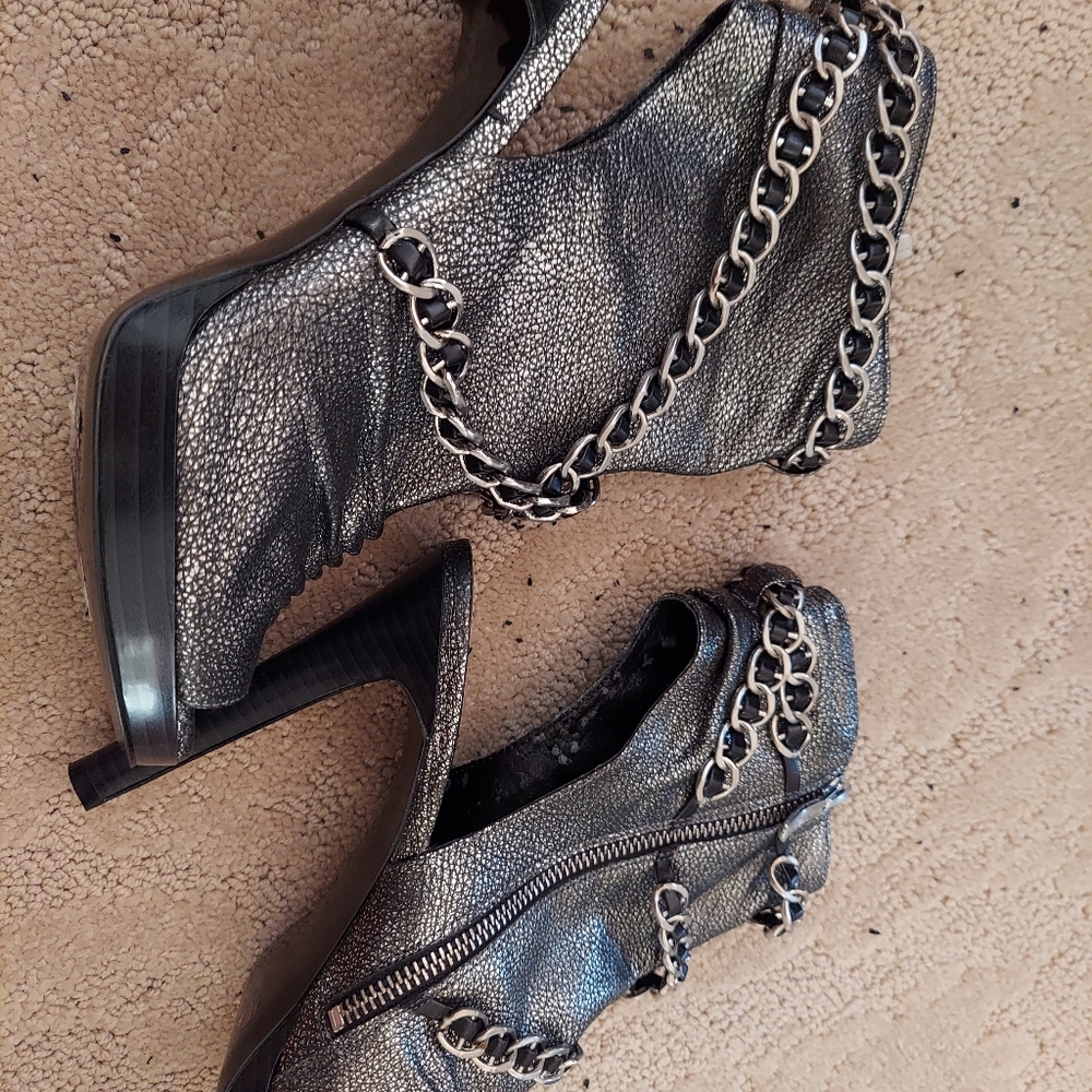 BCBG chain highheel